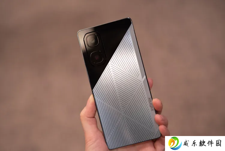 传音 MWC 2025 秀肌肉：展示 Infinix 太阳能充电手机与变色墨水屏手机