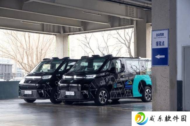 文远知行Robotaxi驶入北京三环，北京南站收费服务正式启动！