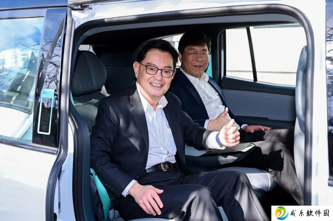 新加坡副总理王瑞杰到访百度，李彦宏陪同试乘萝卜快跑无人驾驶汽车
