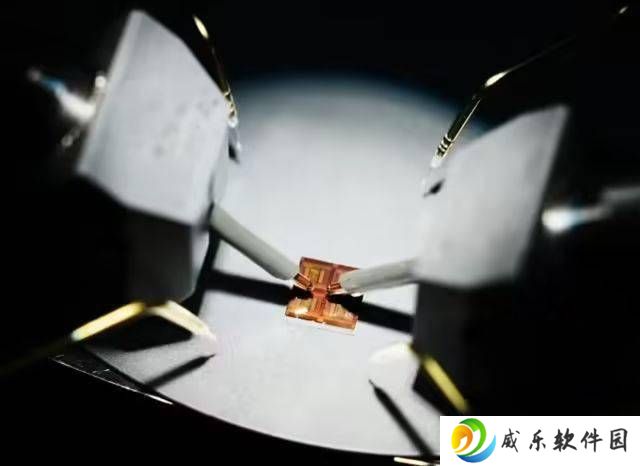 复旦突破！亚纳秒级闪存技术引领全新存储时代