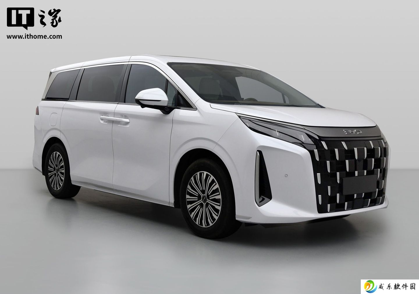 比亚迪 M9 亮相墨西哥，在当地引入首款混动 MPV