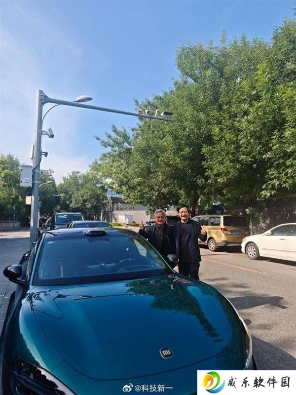 雷军黄仁勋十二年后重聚，小米SU7 Ultra旁同框引热议