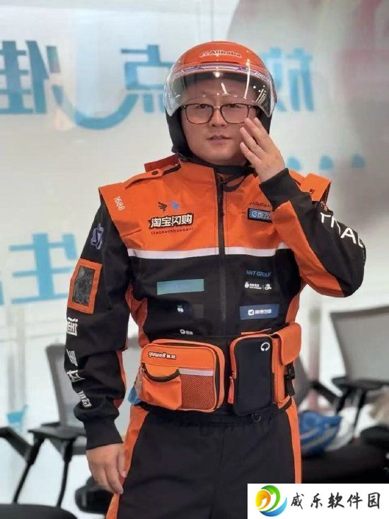淘宝闪购骑手新工装曝光：印满阿里系品牌 logo，成“行走的广告牌”