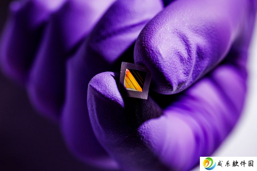 MIT 工程师研发出 10nm 新型电子“皮肤”，可使夜视眼镜更轻便