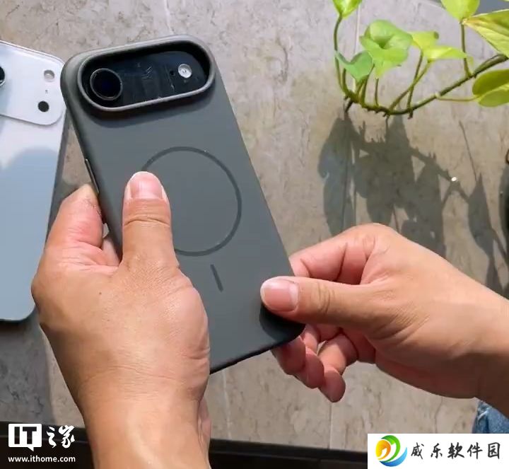 初探苹果最薄 iPhone 17 Air 戴手机壳效果：超薄美感不减