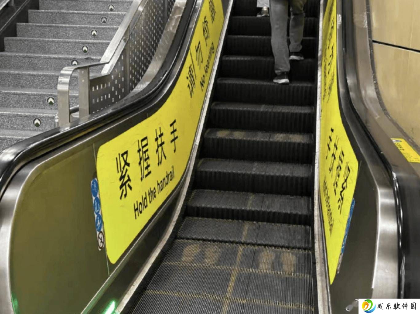 北京地铁扶梯新标识引导乘客站稳扶好，告别“左行右立”时代？