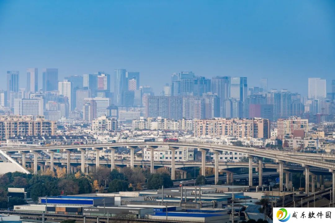 全国首个 L4 级自动驾驶公交白皮书发布，首条线路将在成都推出
