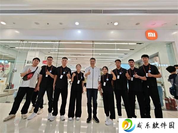 卢伟冰焦作调研：小米高端机热销，小米之家员工笑开颜