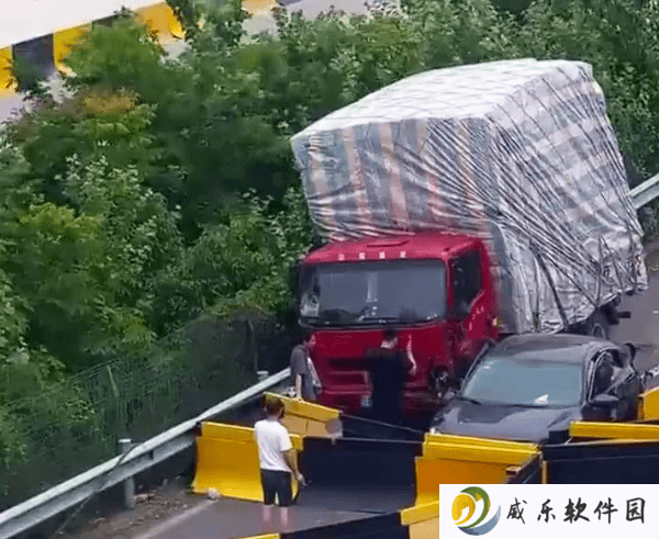 “刀片式超车”酿惨祸，高速行车安全何在？