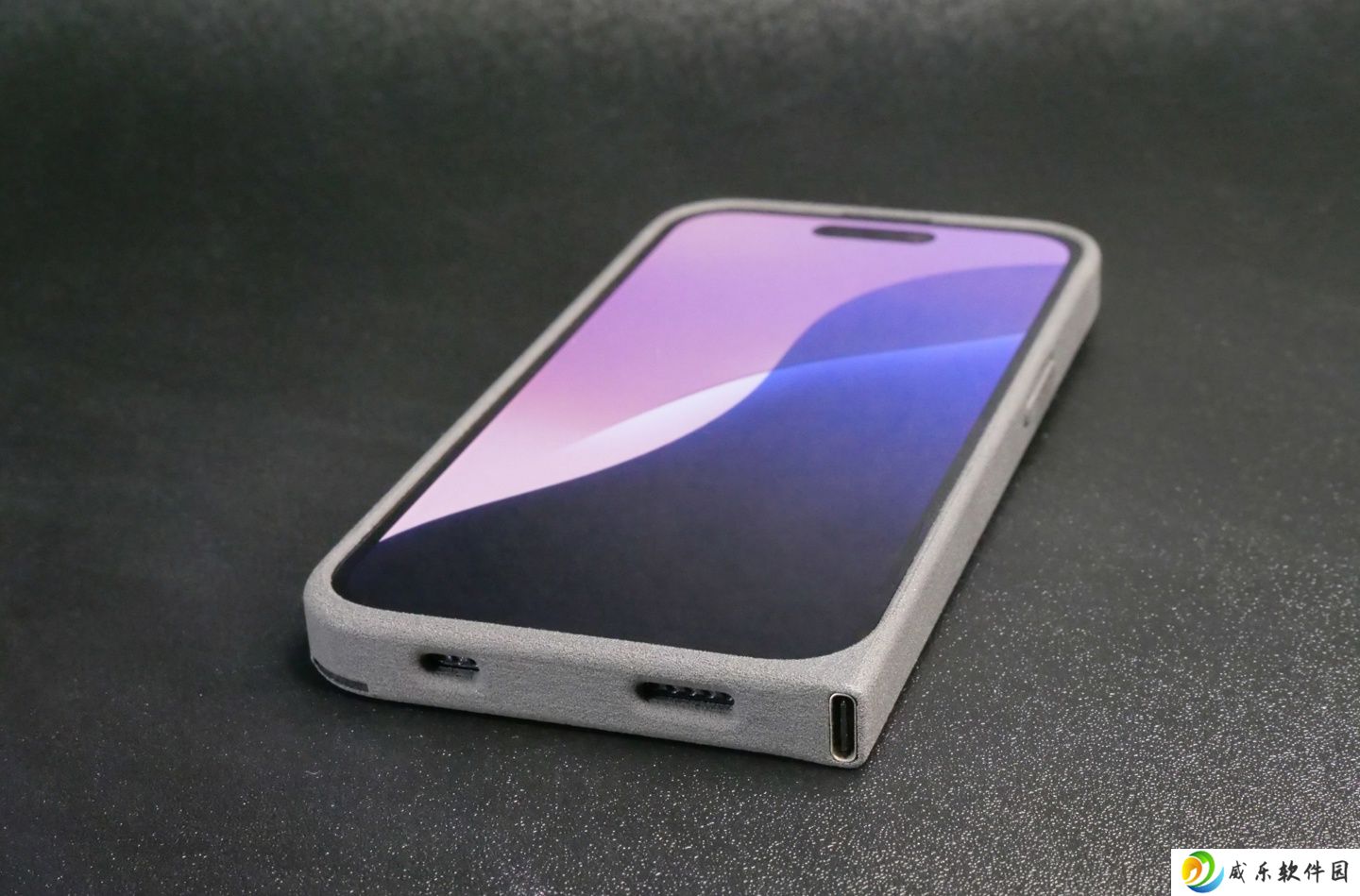 “首款 USB-C iPhone”之父新发明问世：适配旧款 Lightning 机型的自带 C 口保护壳